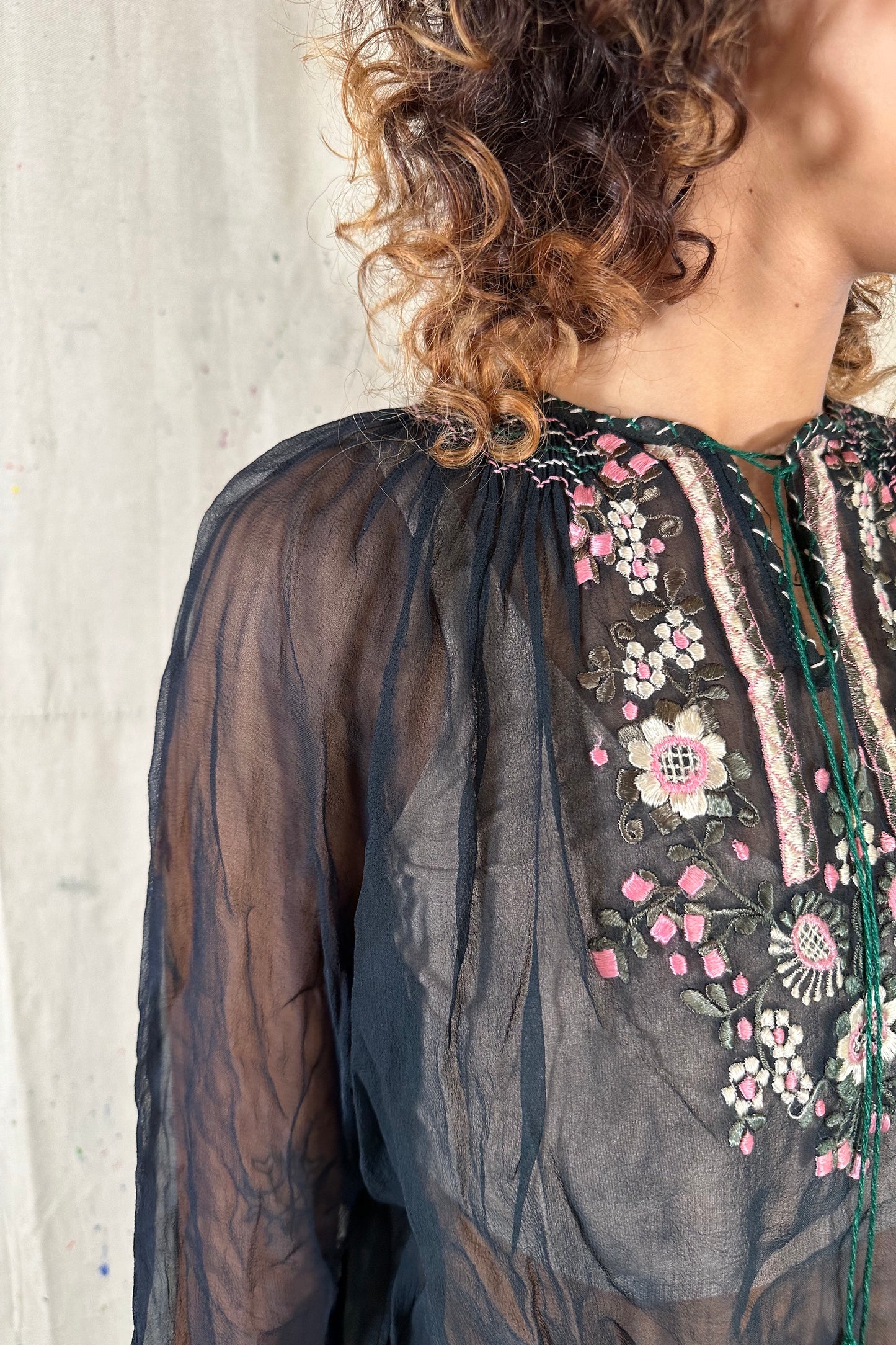 "Clustered Flowers" Blouse - Black/Multi